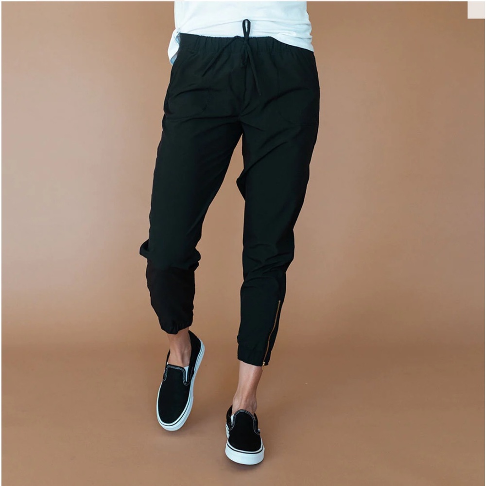 EXCELLENT CONDITION WOMEN’S SIZE SMALL ALBION BLACK JETSETTERS JOGGERS
